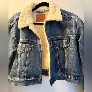 Levi’s denim crop jacket super warm and cozy from the inside worn 2 times